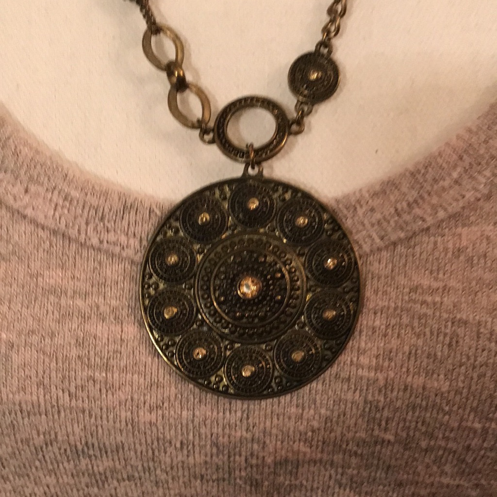 Ruby Rd Necklace Set In Antiqued Gold Tone 12$